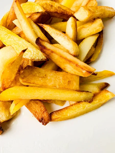 Вкусная еда. Жареный картофель на белой тарелке — стоковое фото