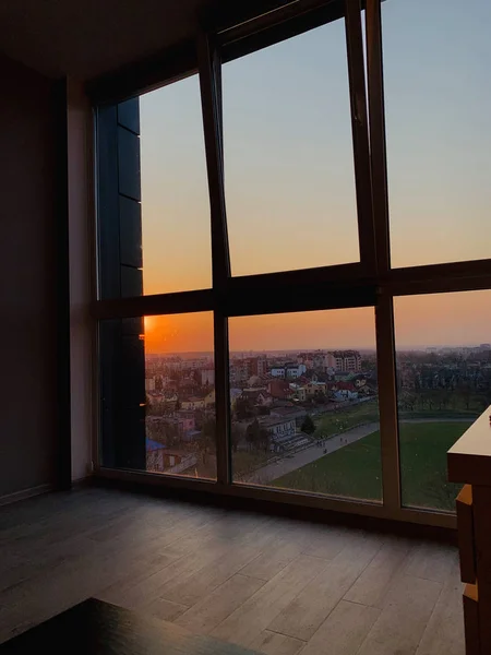 Ventanas panorámicas con vistas a la hermosa puesta de sol dorada. Vista desde la ventana del hogar —  Fotos de Stock