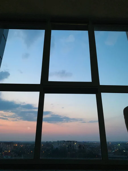 Ventanas panorámicas con vistas a la hermosa puesta de sol dorada. Vista desde la ventana del hogar — Foto de Stock