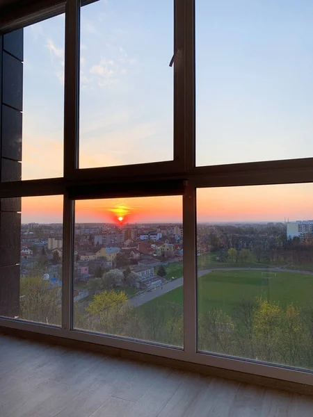 Güzel altın gün batımına bakan panoramik pencereler. Ev penceresinden görünüm — Stok fotoğraf