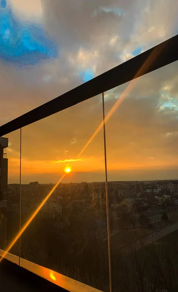 Ventanas panorámicas con vistas a la hermosa puesta de sol dorada. Vista desde la ventana del hogar —  Fotos de Stock