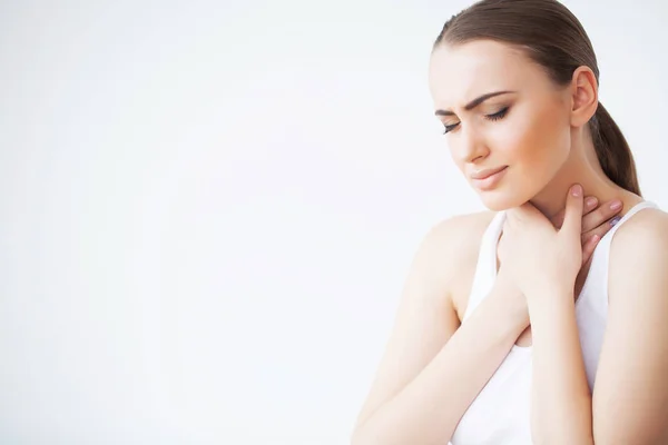 Boğaz ağrısı. Closeup boğaz duygu kötü, ağrılı yutma acı olan hasta bir kadın. Güzel kız boyun el ile dokunmak. Hastalık, sağlık ve tıp kavramlar