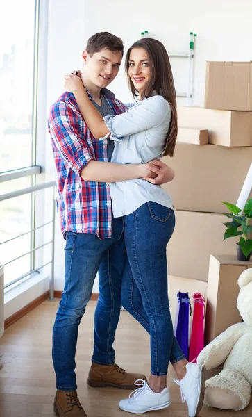 Feliz joven pareja mudándose juntos en nuevo apartamento — Foto de Stock