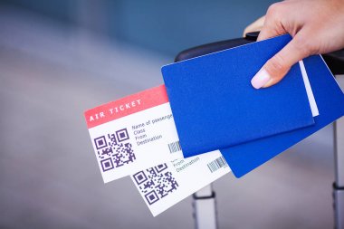 Yurtdışında pasaport Havaalanı yakın iki uçak bileti yakın
