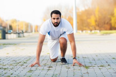 Sağlıklı bir yaşam tarzı. Fitness adam şehir ortamında egzersiz yapıyor