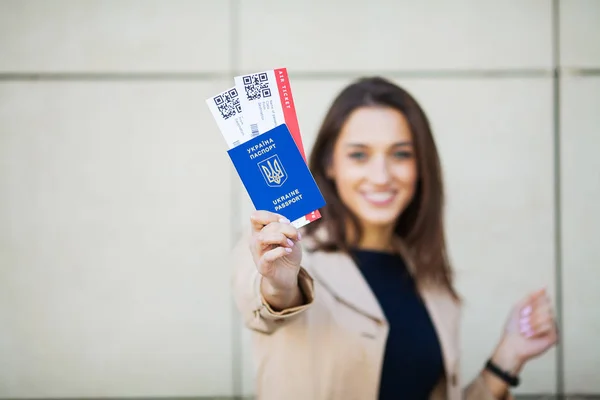 Cestování. Žena, která drží 2 letenky v zahranièním pasu u letiště — Stock fotografie