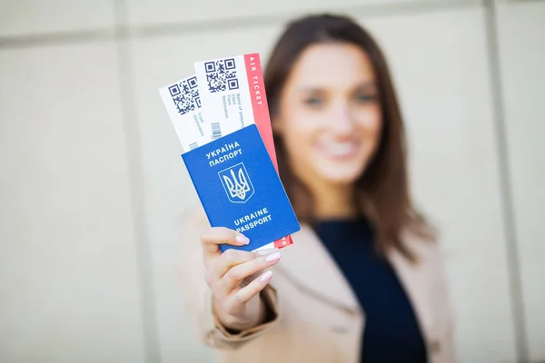 Podróży. Kobieta posiadająca dwa bilety lotnicze w zagranicznym paszporcie w pobliżu lotniska — Zdjęcie stockowe