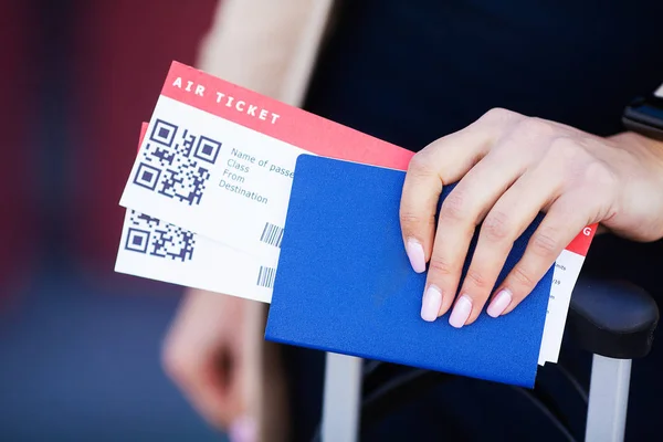 Zamknij dwa bilety lotnicze w zagranicznym paszporcie w pobliżu lotniska — Zdjęcie stockowe