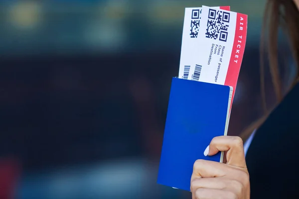 Stäng upp två flyg biljett i utlandet pass nära flyg platsen — Stockfoto