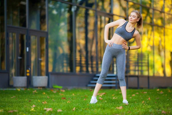 Healthy lifestyle. Fitness woman doing exercise in city environment — Stock Photo, Image