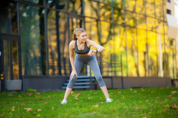 Estilo de vida saludable. Mujer fitness haciendo ejercicio en el entorno de la ciudad —  Fotos de Stock