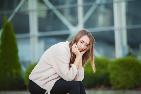 坐在城市公园的沮丧的女人坐在长凳上 — 图库照片