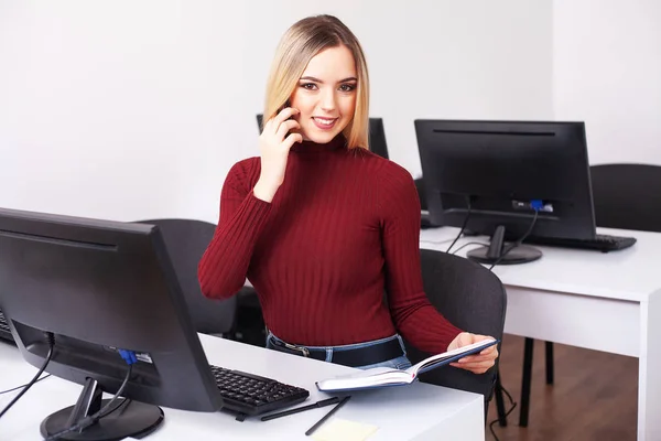 Portrait Of Happy Young Businesswoman Sitting At Desk While Working — Stock Photo, Image