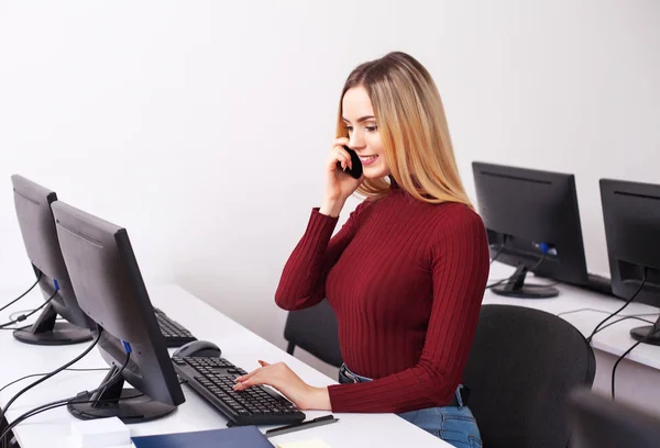 Portrait Of Happy Young Businesswoman Sitting At Desk While Working — Stock Photo, Image