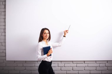 Beyaz duvara yakın mutlu genç Businesswoman kadın portresi