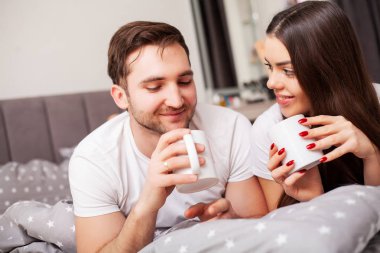 Mutlu çift yatakta eğlenmek. Birbirlerine zevk yatak odasında samimi şehvetli genç çift