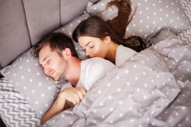 Mutlu çift yatakta eğlenmek. Birbirlerine zevk yatak odasında samimi şehvetli genç çift