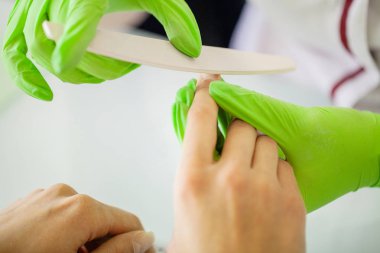 Spa manikürü. Spa salonunda Fransız manikürü. Bir manikür prosedürü alma bir tırnak salonunda kadın eller