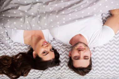 Mutlu çift yatakta eğlenmek. Birbirlerine zevk yatak odasında samimi şehvetli genç çift