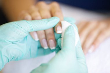 Spa manikürü. Spa salonunda Fransız manikürü. Bir manikür prosedürü alma bir tırnak salonunda kadın eller