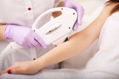 Cilt Bakımı. Eller lazer epilasyon ve kozmetik. Saç çıkarma kozmetik yordamı