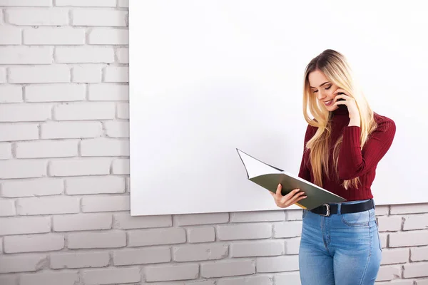 Retrato de la joven empresaria feliz cerca de la pared blanca —  Fotos de Stock