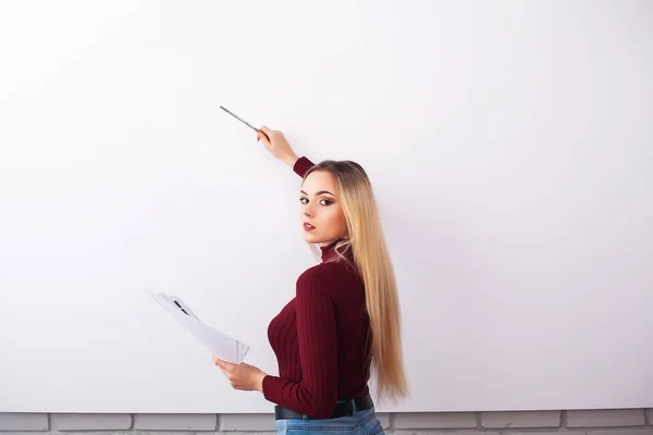 Retrato de la joven empresaria feliz cerca de la pared blanca —  Fotos de Stock