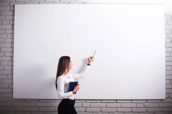 Retrato de la joven empresaria feliz cerca de la pared blanca —  Fotos de Stock