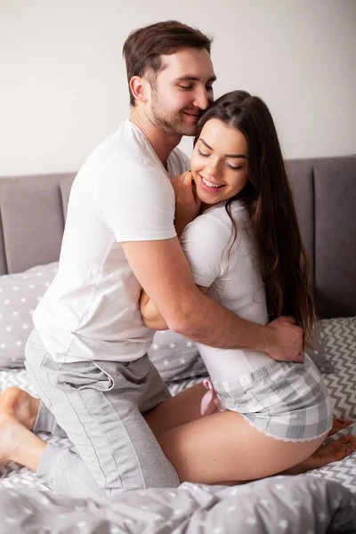 Boldog pár szórakozik az ágyban. Intim érzéki fiatal pár hálószoba élvezi egymást — Stock Fotó