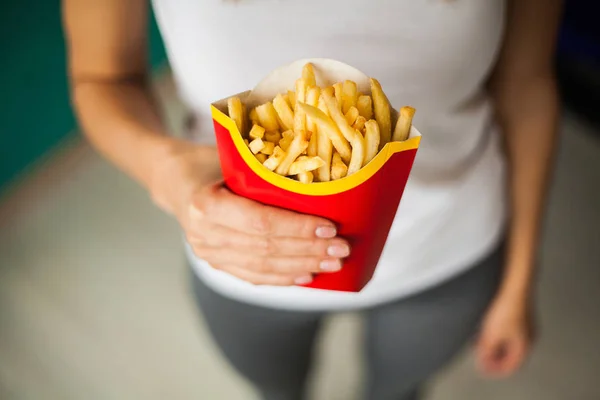 Dieta y alimentación saludable. Mujer joven eligiendo entre frutas y comida chatarra —  Fotos de Stock