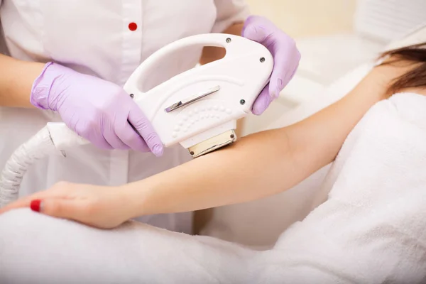 Huidverzorging. Handen Laser epileren en cosmetologie. Haar verwijdering cosmetologie procedure — Stockfoto