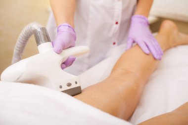 Vücut bakımı. Klinik lipomassage süren kadındır