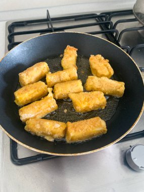 Kızarmış mozzarella peyniri tavada ekmek çubukları