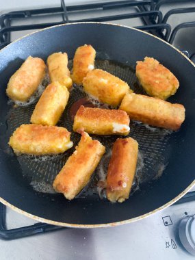 Kızarmış mozzarella peyniri tavada ekmek çubukları