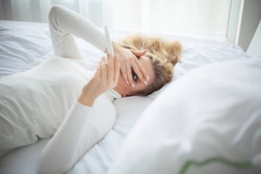 Pozitif gebelik testi. Genç kadın evde hamilelik testi sonucu baktıktan sonra depresif ve üzgün hissediyorum