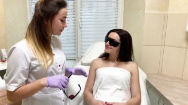 Cilt bakımı. Kozmetoloji salonunda Kadın danışma lazer saç kaldırmak alır