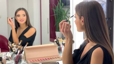 Makyaj. Güzellik stüdyosunda kadın makyaj yapar