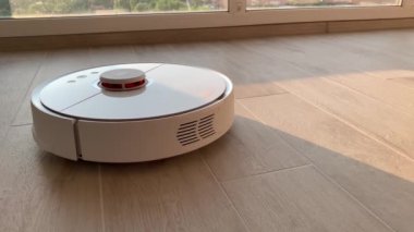 Akıllı ev. Robot elektrikli süpürge daireyi belli bir zamanda otomatik olarak temizliyor.