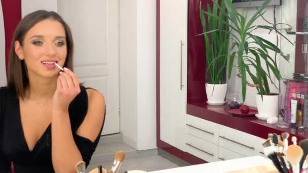 Make-up. Žena ve studiu krásy dělá make-up — Stock video