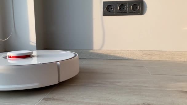 Smart home. Robot vacuum cleaner performs automatic cleaning of the apartment at a certain time — Stock Video