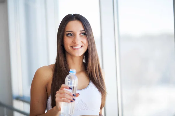 Здоровье, красота, диетическая концепция. Счастливая женщина пьет воду. Напитки — стоковое фото