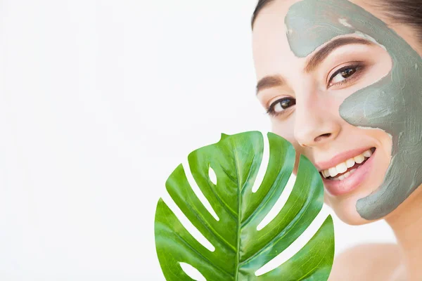 Kecantikan wajah perawatan kulit. Wanita dengan masker spa kosmetik — Stok Foto