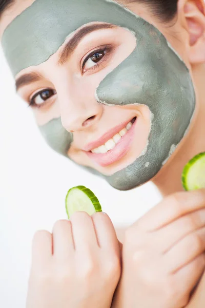 Beleza rosto cuidados com a pele. Mulher com máscara facial spa cosmético — Fotografia de Stock