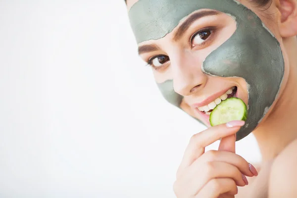 Beauty face skin care. Woman with cosmetic spa facial mask — Stock Photo, Image