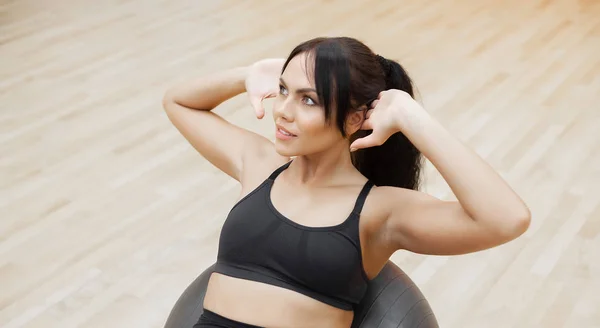 Mulher de fitness. Jovem mulher atraente fazendo flexões usando bola — Fotografia de Stock