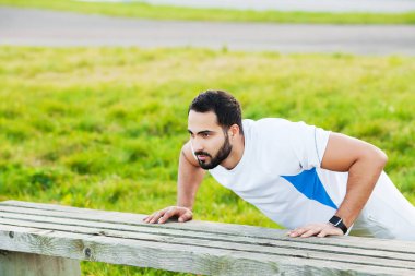 Yeşil parkta şınav yapıyor spor giyim Portre sportif adam 30s