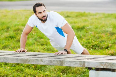 Yeşil parkta şınav yapıyor spor giyim Portre sportif adam 30s