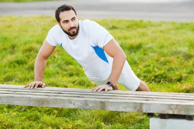 Yeşil parkta şınav yapıyor spor giyim Portre sportif adam 30s