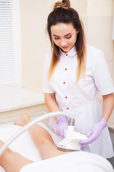 Huidverzorging. Vrouw is in het proces in de kliniek Lipomassage — Stockfoto