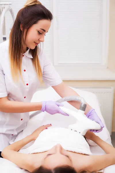 Huidverzorging. Vrouw is in het proces in de kliniek Lipomassage — Stockfoto